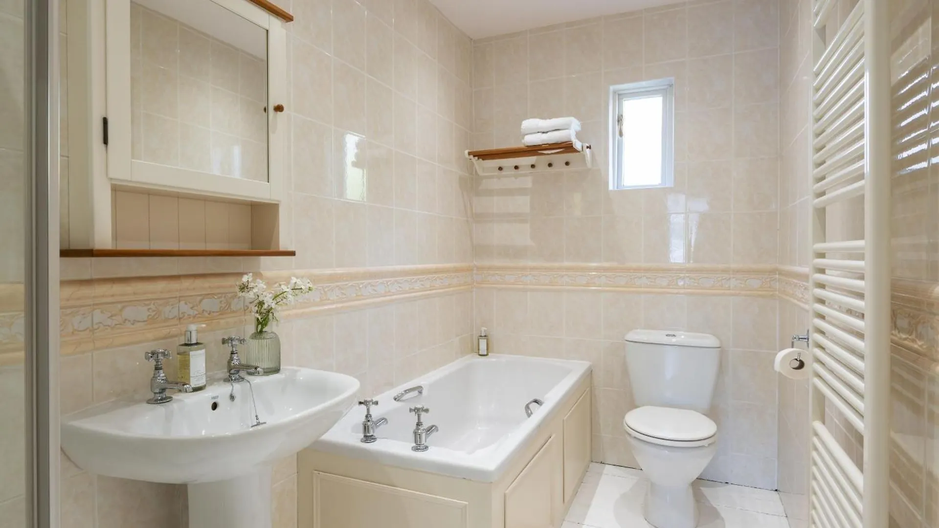 3 Manor House * Dartmouth