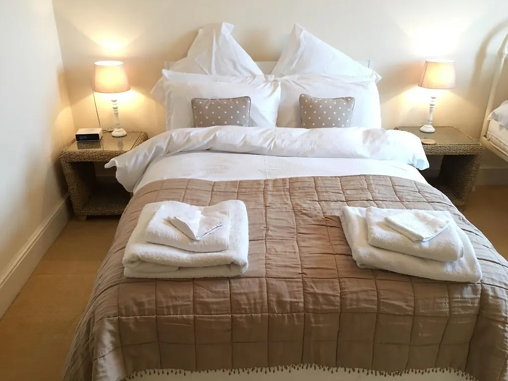 Appletree Court House 5*