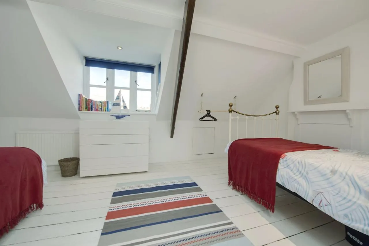 Regatta House Holiday home *