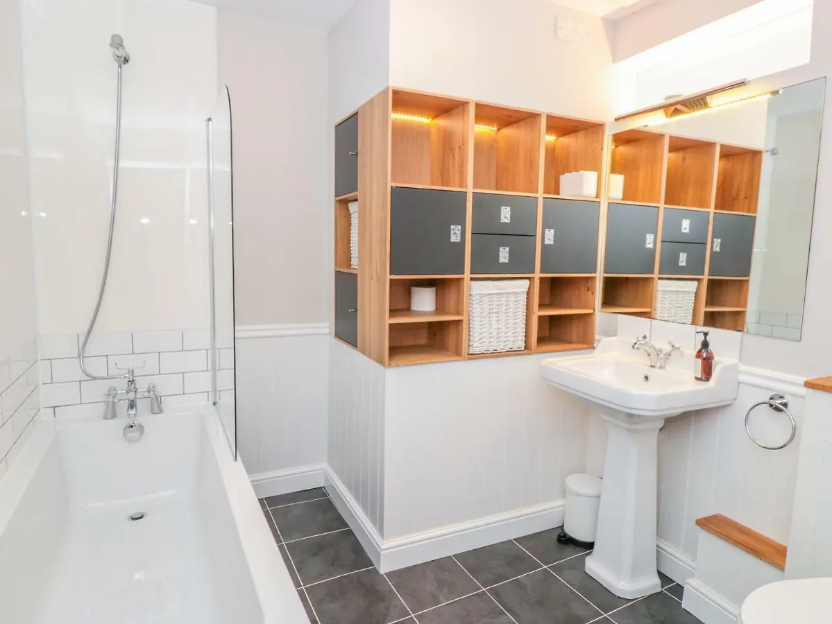 Apartment 34b Clarence Street *