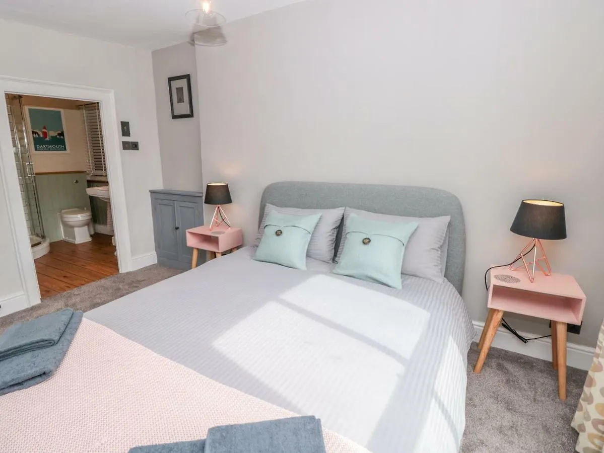 34b Clarence Street Apartment