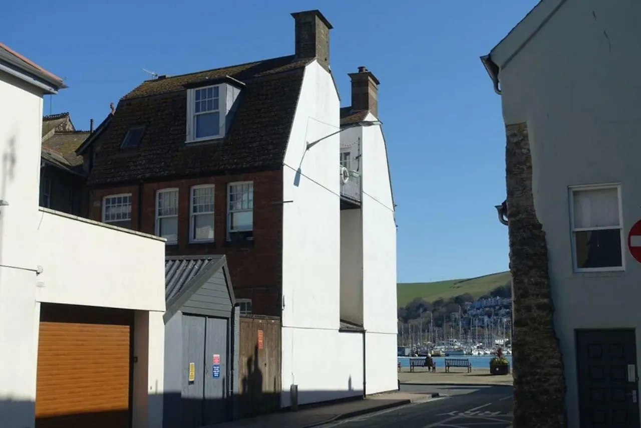 Seascape - Waterfront Apartment, Glorious Views And Parking