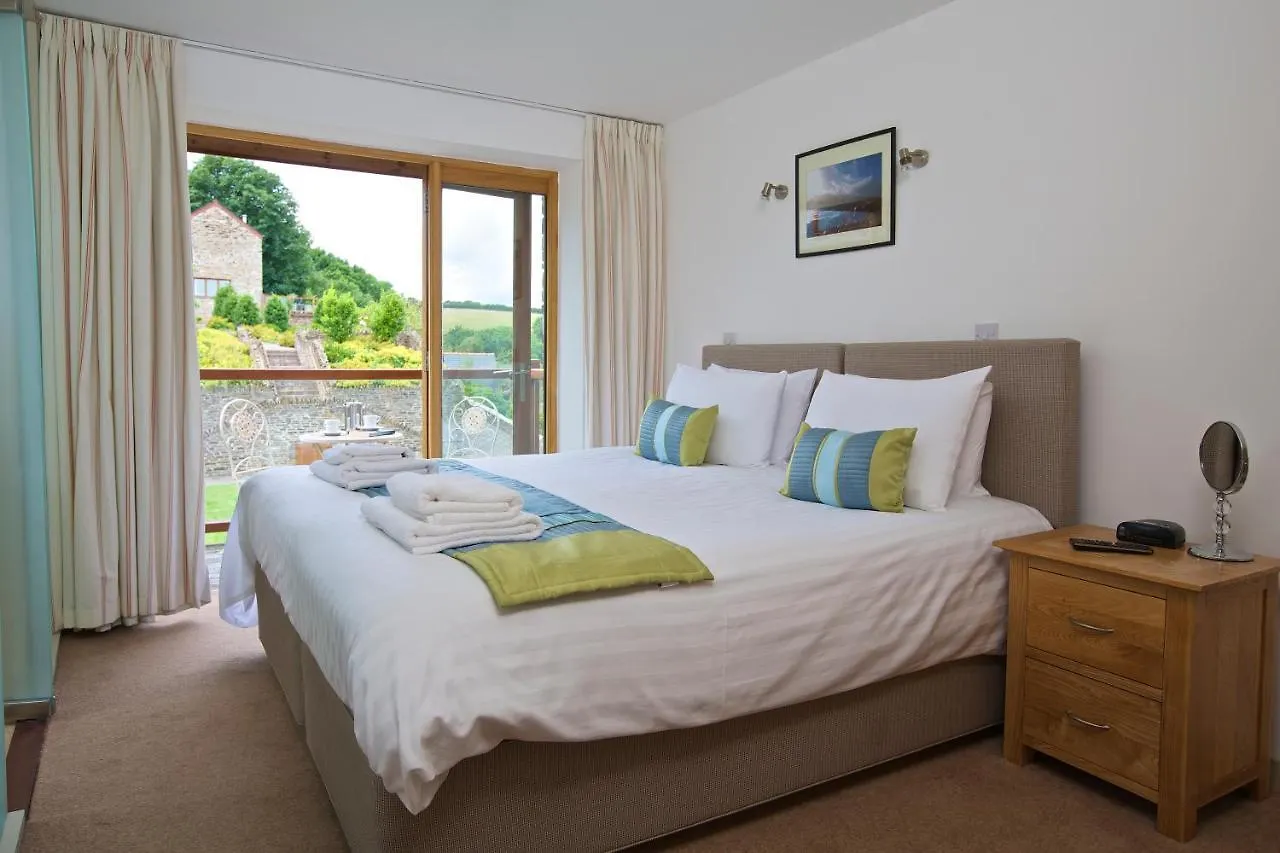 Dartmouth Green Lodges *