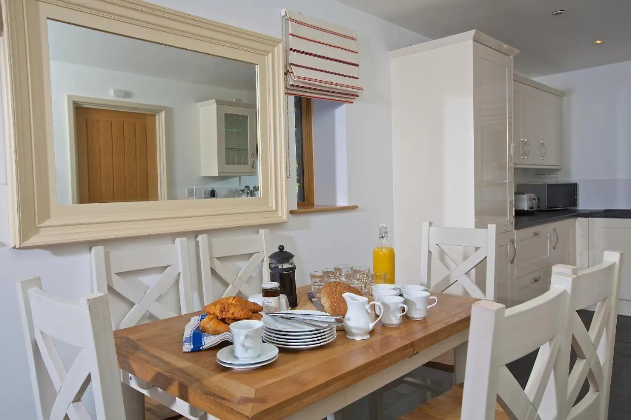 Dartmouth Green Lodges