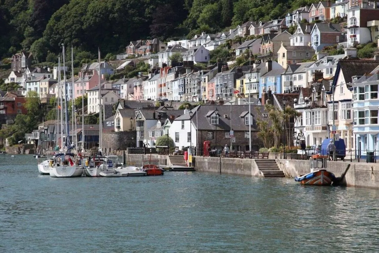 Number 20 - Central, Classic Style, Private And Parking * Dartmouth