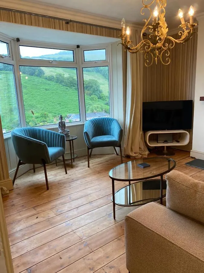Beautiful 5 Bedroom, Amazing Water & Valley Views * 다트머스