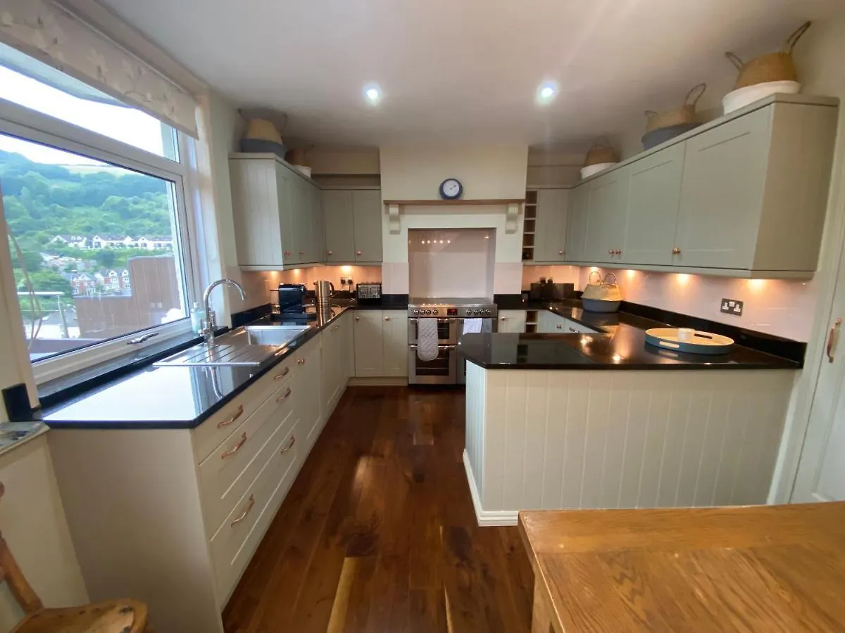 Beautiful 5 Bedroom, Amazing Water & Valley Views * 다트머스
