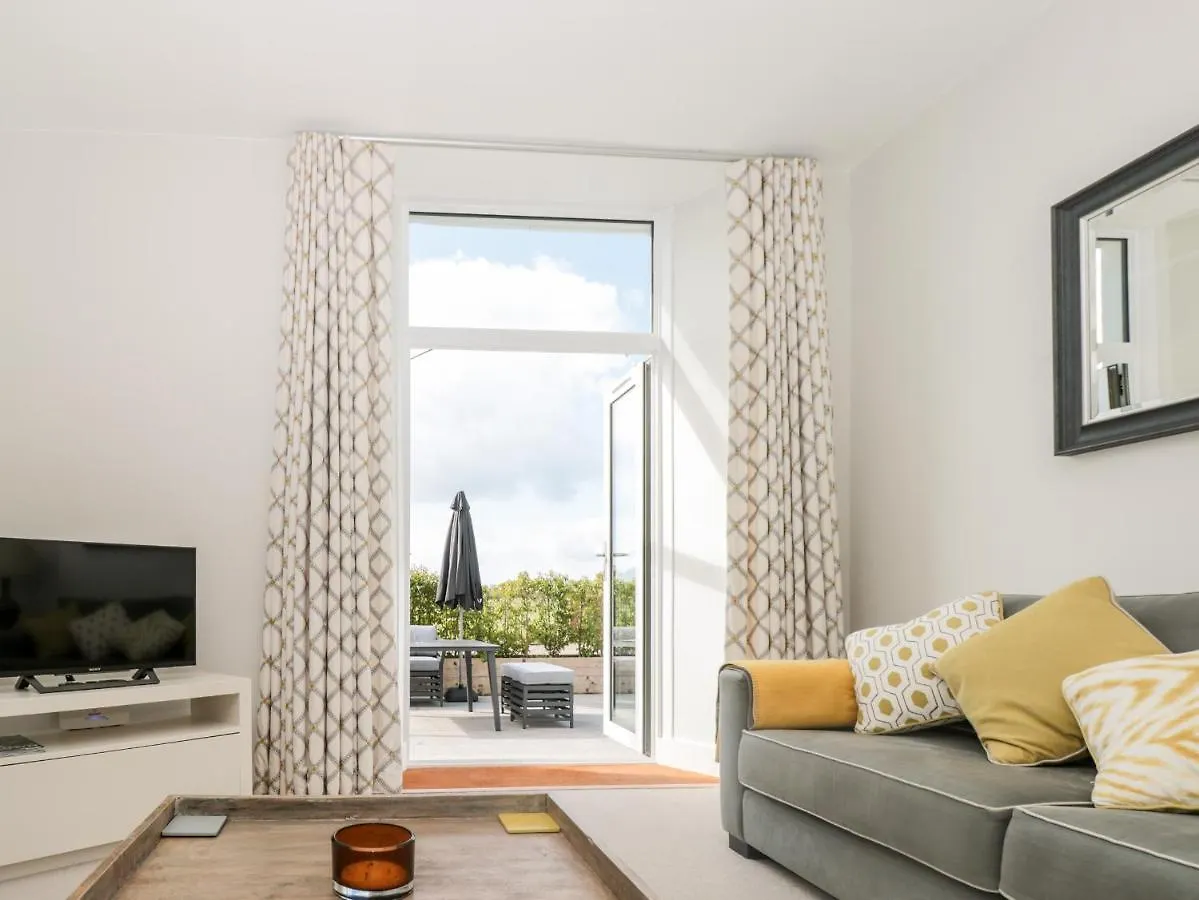 2 The Manor House, Hillfield Village