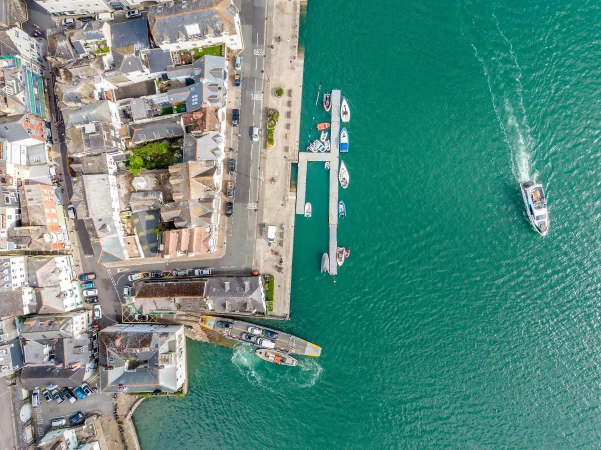 Waterfront House 5* Dartmouth