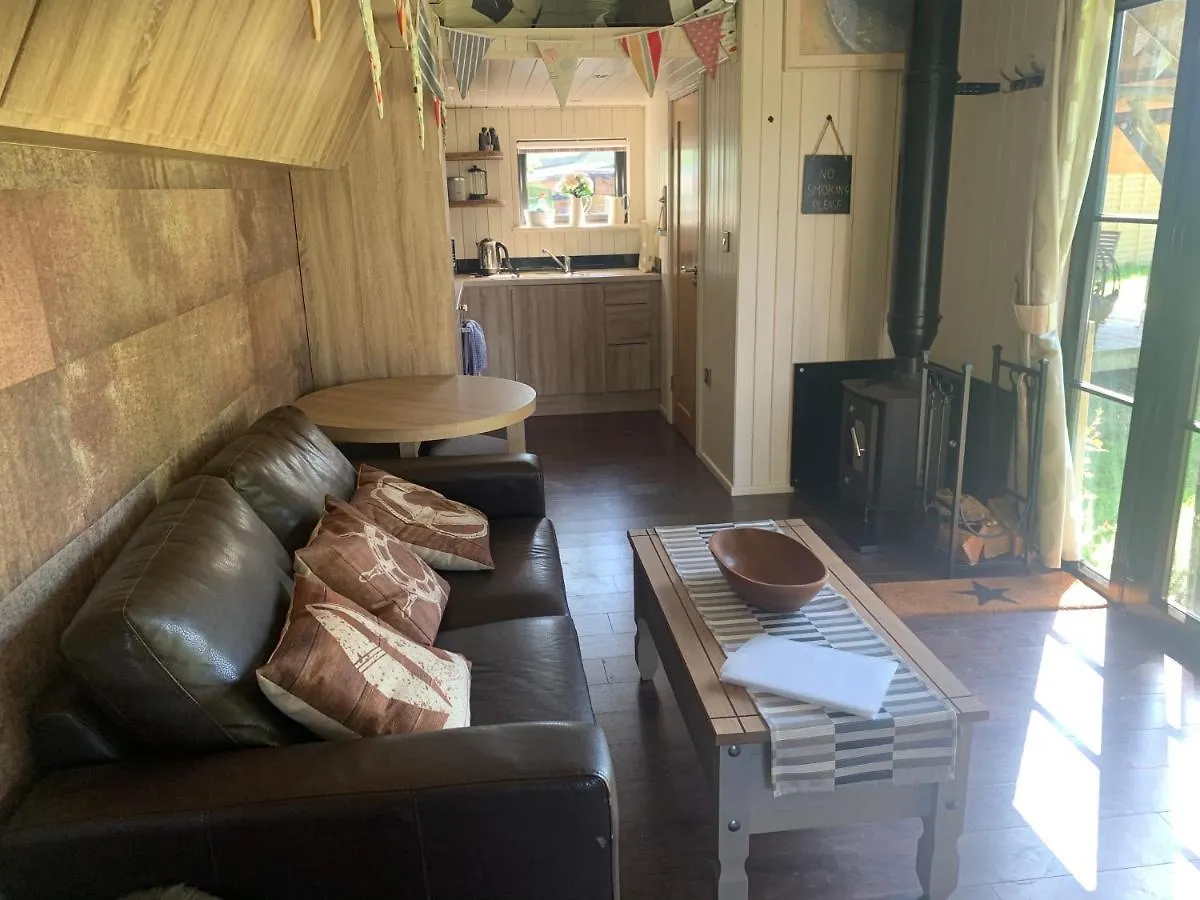 Dom wakacyjny Oak Tree Lodge: Unique 2 Level Shepherd's Hut: