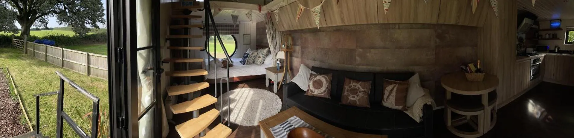 Oak Tree Lodge: Unique 2 Level Shepherd's Hut: * Dartmouth
